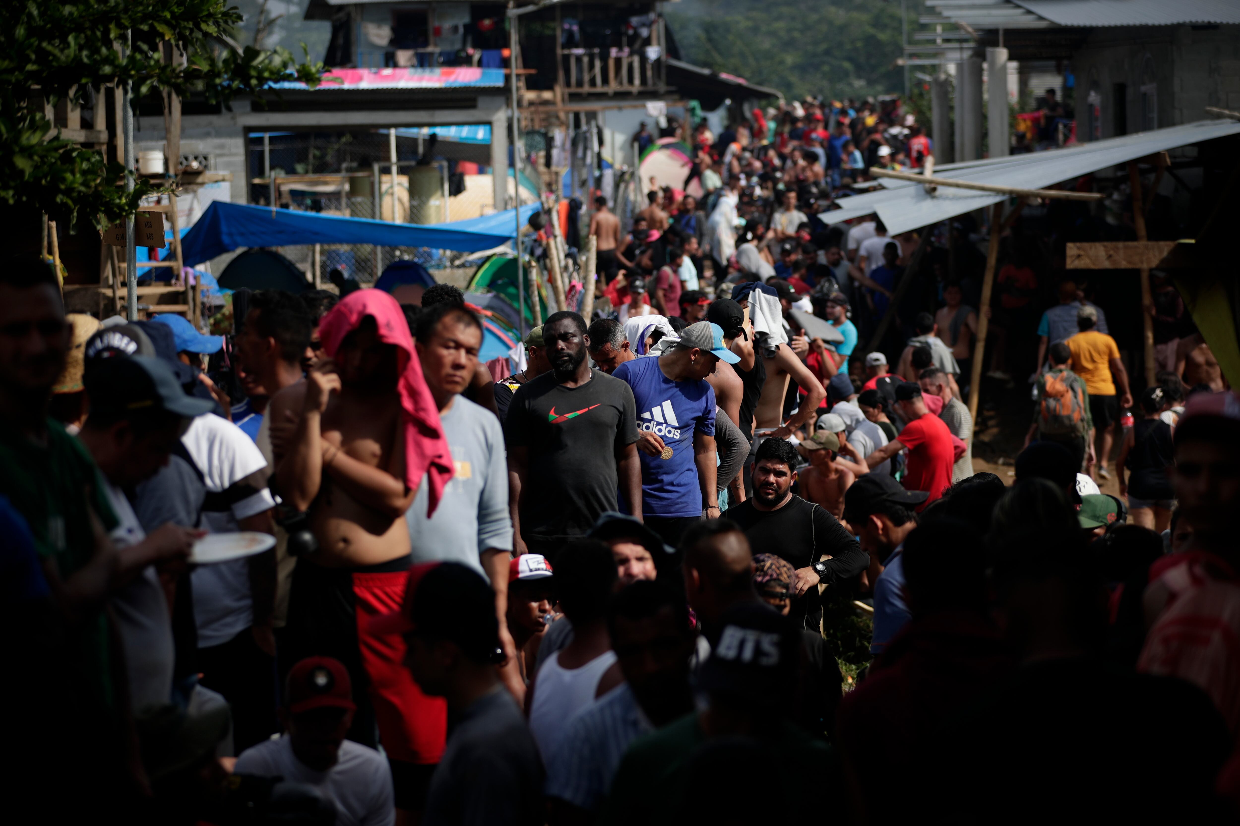 Migrantes hacen fila para ser registrados por agentes de migración tras cruzar la selva del Darién. Foto: EFE.