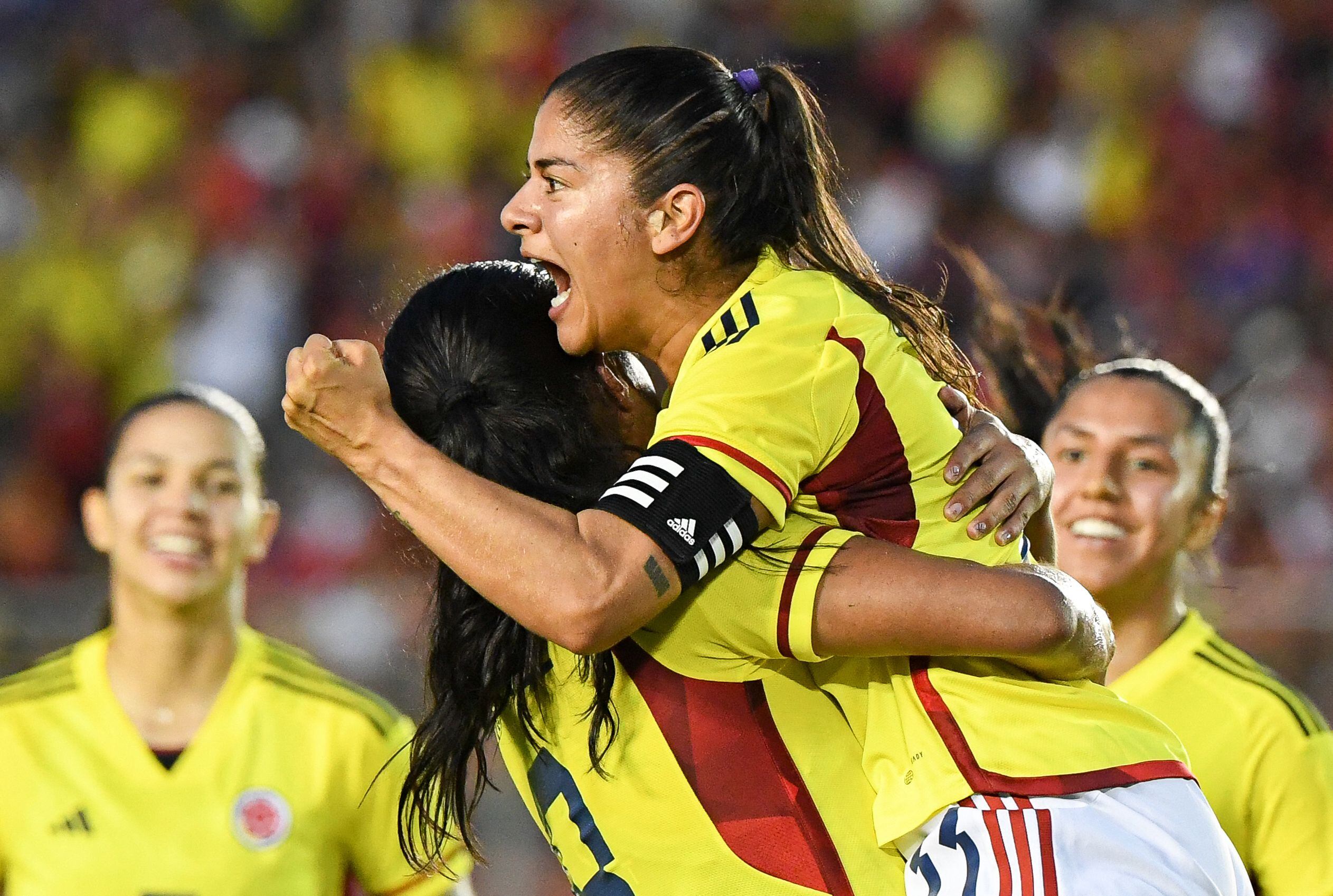 Catalina Usme y Mayra Ramírez celebrando el primer gol del partido entre Panamá y Colombia. (Photo by ROBERTO CISNEROS / AFP) (Photo by ROBERTO CISNEROS/AFP via Getty Images)