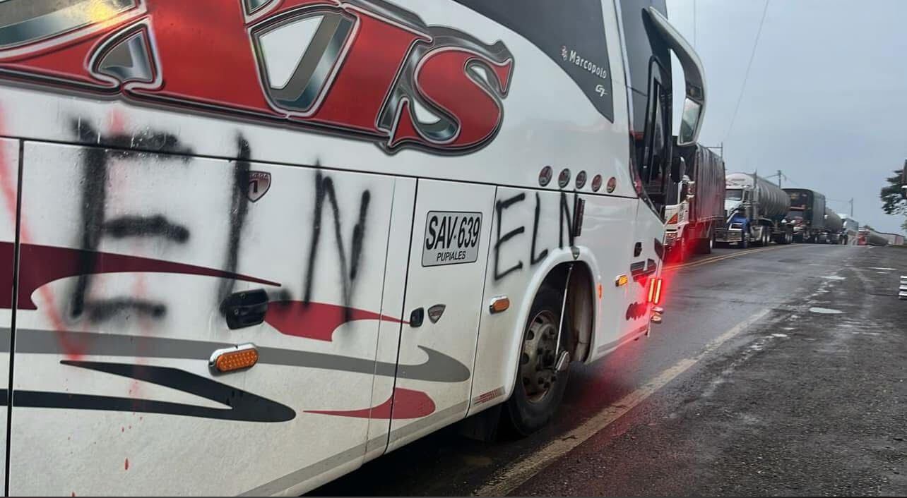 Varios vehículos fueron pintados por el ELN. Crédito: Red de Apoyo Cauca.