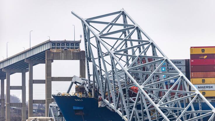 Baltimore (United States), 27/03/2024.- Wreckage from the Francis Scott Key Bridge remains on top of the 984-foot cargo ship Dali after the vessel lost power and collided with the 51-year-old bridge in Baltimore, Maryland, USA, 27 March 2024. The Francis Scott Key Bridge collapsed due to a ship strike on 26 March 2024. Two people were rescued, while at least six others, all members of a construction crew working on the bridge at the time of the incident according to authorities, were still missing. Divers are working to recover the bodies of the six missing construction workers, who are now presumed dead, the US Coast Guard said. EFE/EPA/JIM LO SCALZO