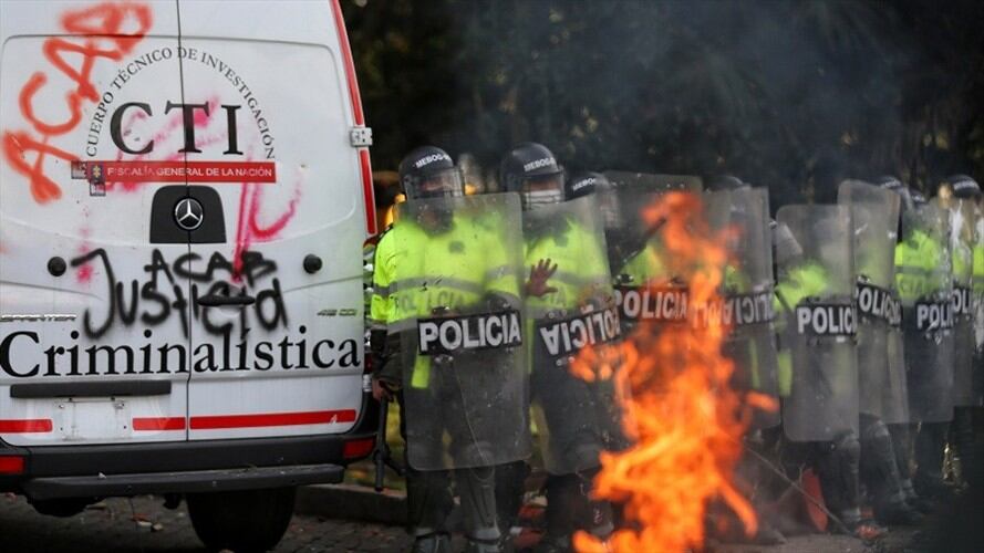 Un grupo del CTI tuvo que ser resguardado por la Policía durante las protestas en Engativá. Foto: Colprensa.