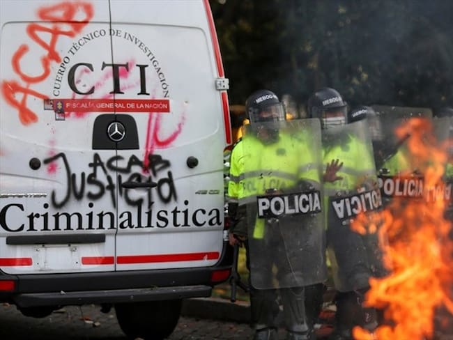Un grupo del CTI tuvo que ser resguardado por la Policía durante las protestas en Engativá. Foto: Colprensa.