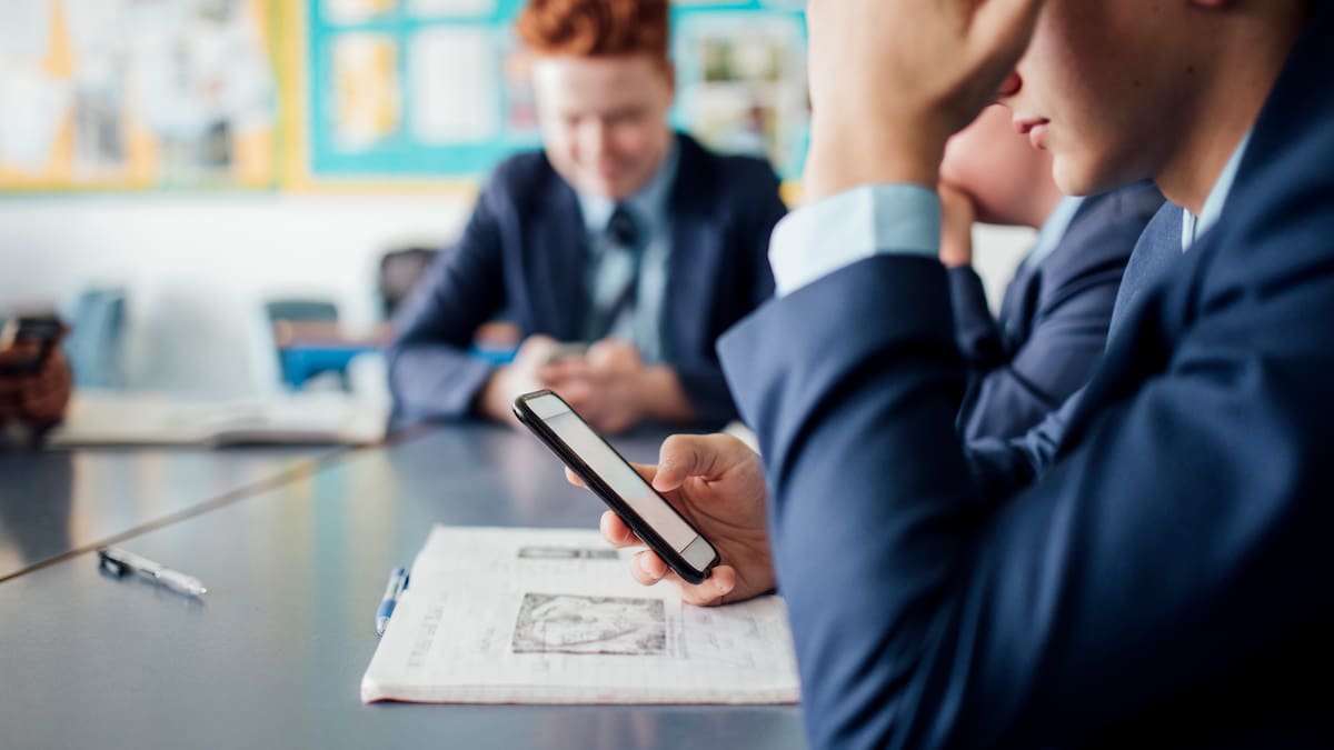 Estos son los colegios de Bogotá que prohibirán el uso del celular