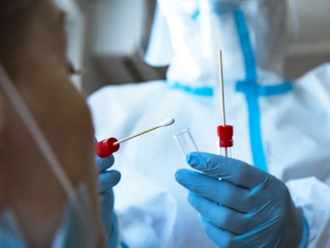 Cualquier extranjero que pretenda ingresar a Colombia tiene que traer una prueba PCR negativa. Foto: Getty Images / RADOVANOVIC96