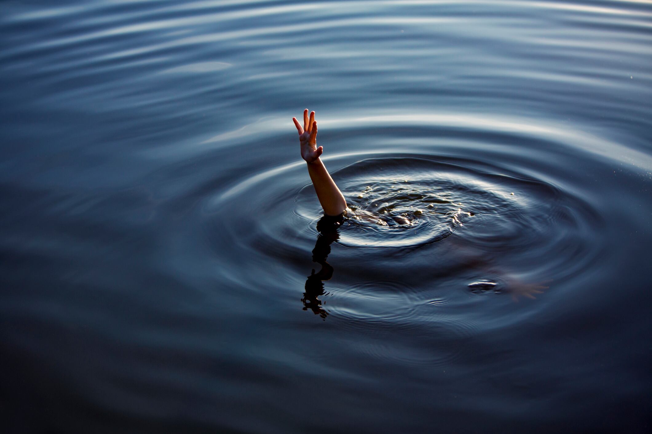 ¿A quién vemos con el agua al cuello?