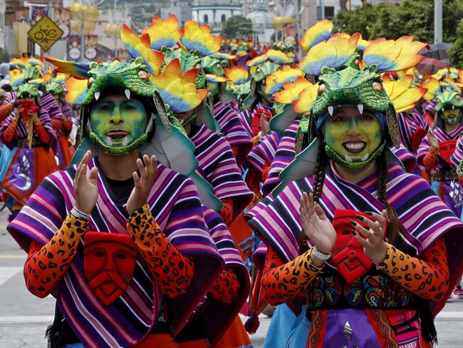 AME8418. PASTO (COLOMBIA), 03/01/2025.- Integrantes de una comparsa participan en el desfile del 'Canto a la Tierra' este viernes, en el Carnaval de Negros y Blancos en Pasto (Colombia). EFE/ Mauricio Dueñas Castañeda