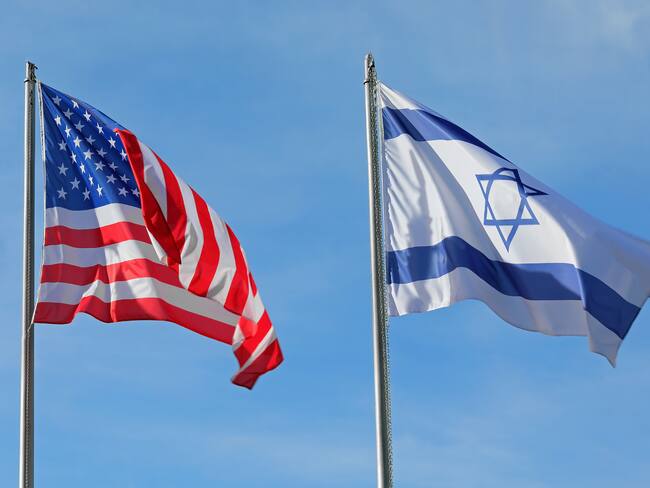 Banderas de Israel y Reino Unido. Foto: ChiccoDoddiFC vía Getty Images.