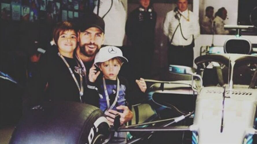 Gerard Piqué disfruta de la Fórmula 1 con los pequeños Milan y Sasha. Foto: Bang Media