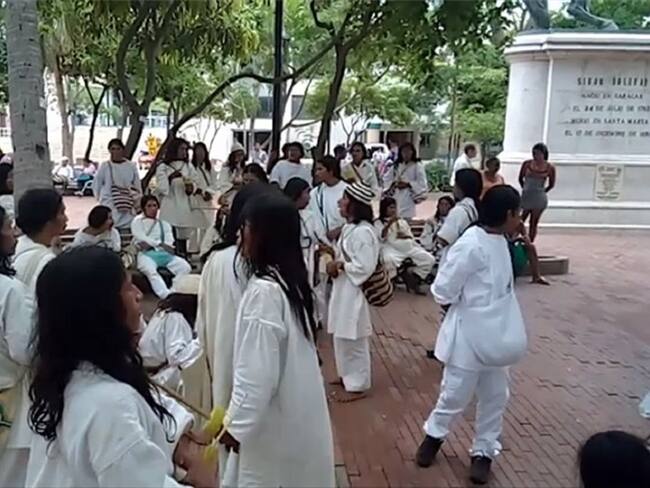 Indígenas kogui mantienen protesta en el centro histórico de Santa Marta. Foto: Ian Farouk Simmonds