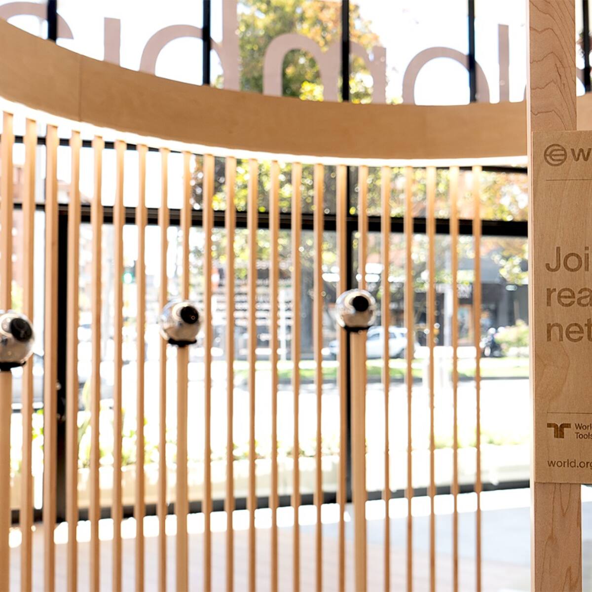 Ordenan cierre inmediato de Worldcoin, que pagaba en cripto para dejarse escanear el ojo humano