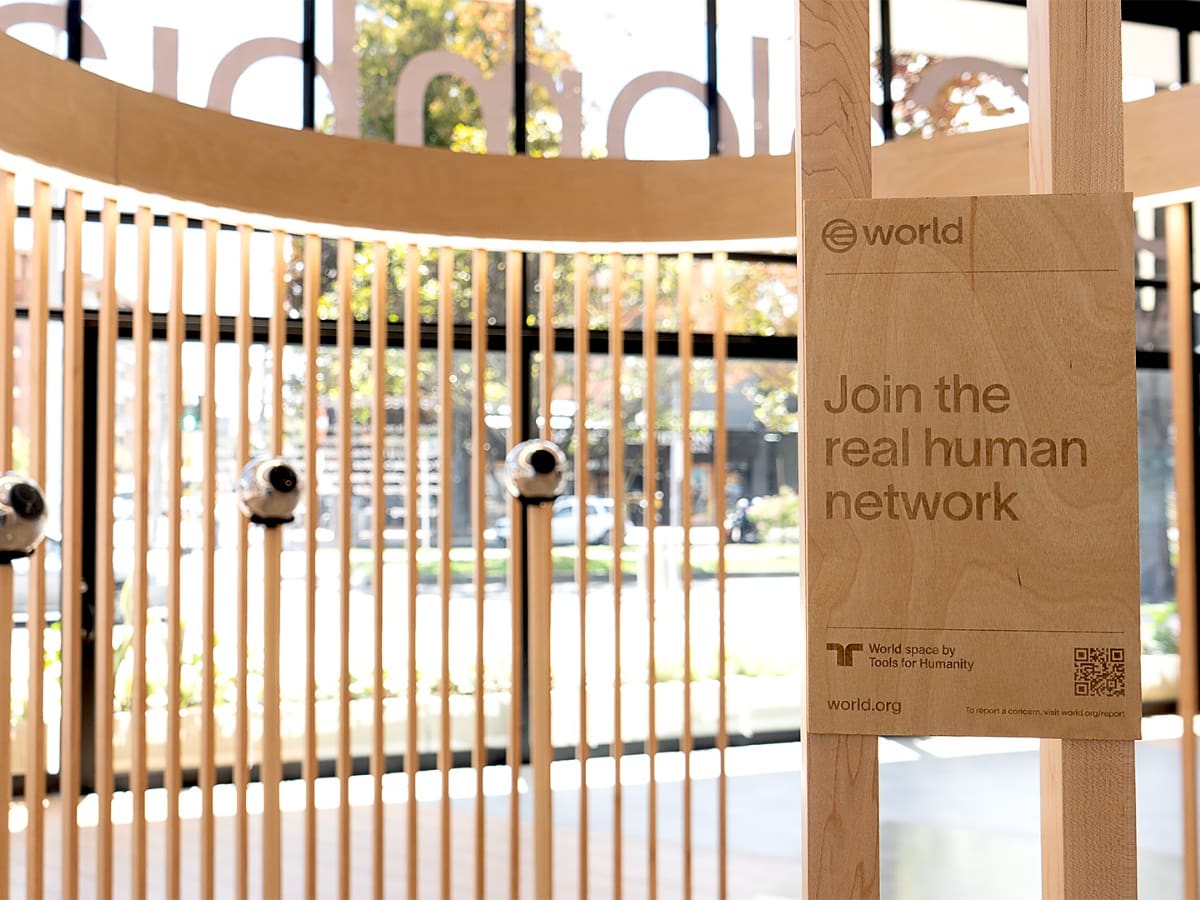 Ordenan cierre inmediato de Worldcoin, que pagaba en cripto para dejarse escanear el ojo humano