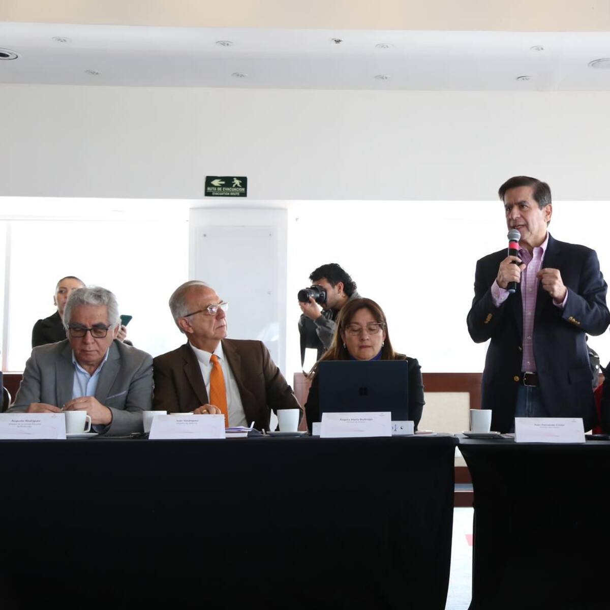 Llegan a Fiscalía más de 20 expertos para investigar crímenes contra defensores de DD.HH.