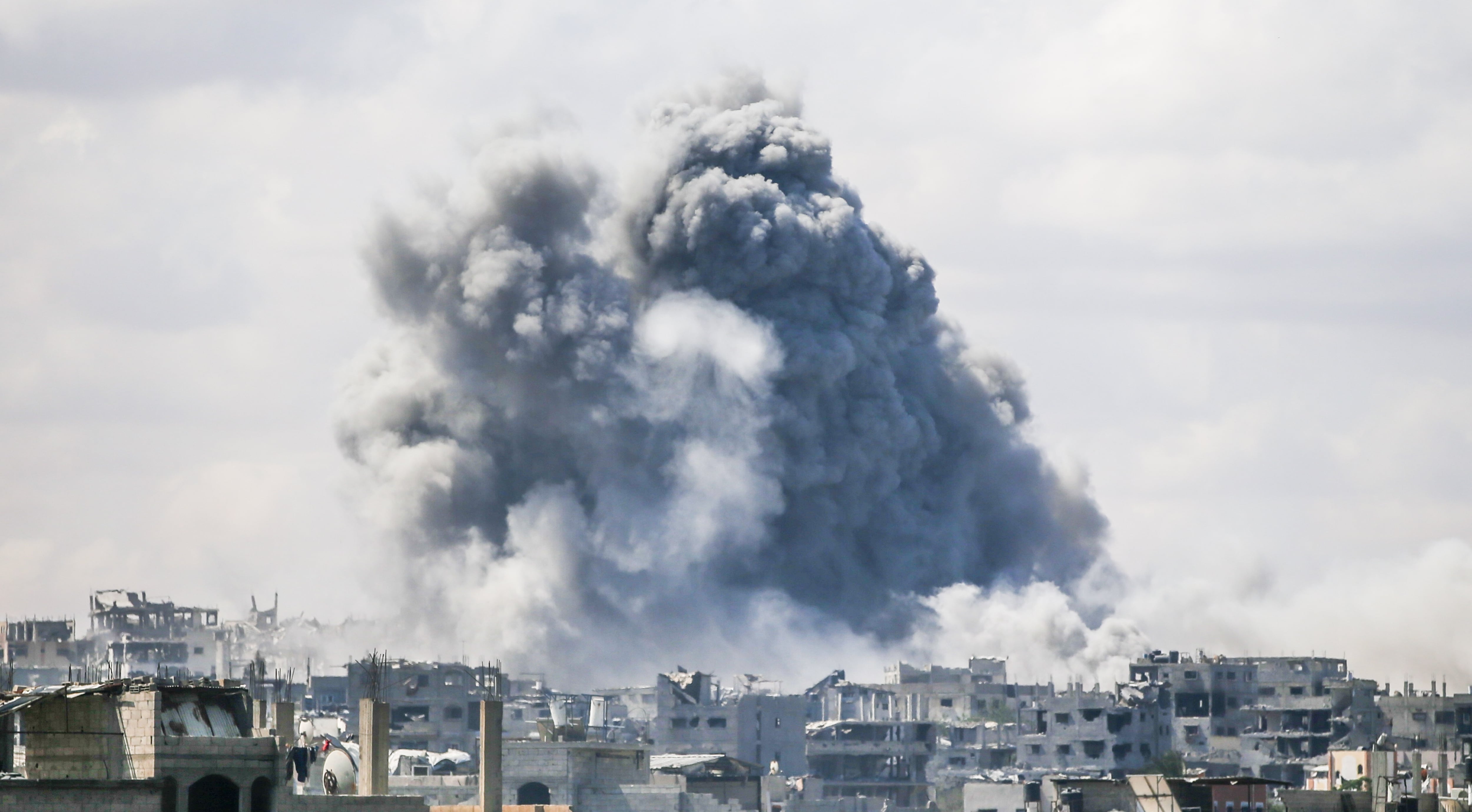 Nube de humo tras ataques israelís en la Franja de Gaza. FOTO: Mahmoud Issa/Anadolu via Getty Images