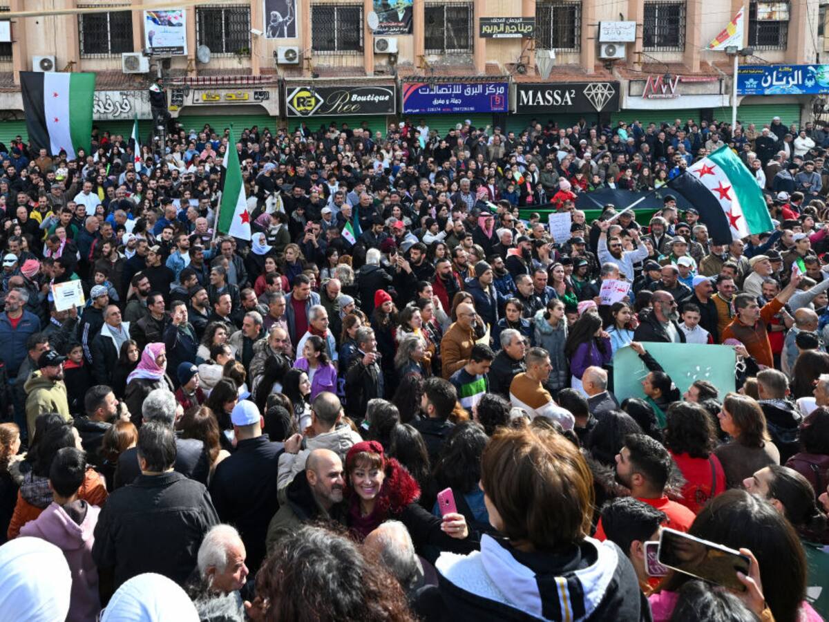 Miles de personas celebran la derrota del gobierno de Bashar Al-Asad en Siria