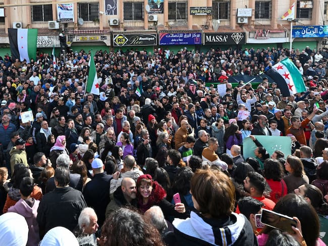 Ciudadanos sirios celebrando la derrota de Al Asad. I Foto: LOUAI BESHARA/AFP via Getty Images.
