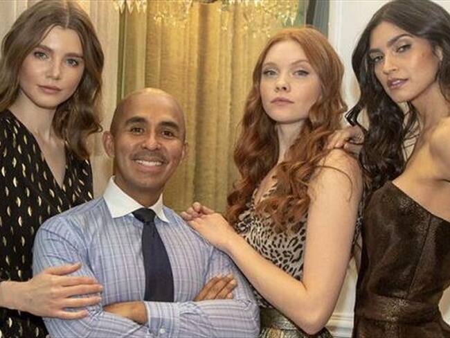 Los vestidos asimétricos que presentó un colombiano en Nueva York