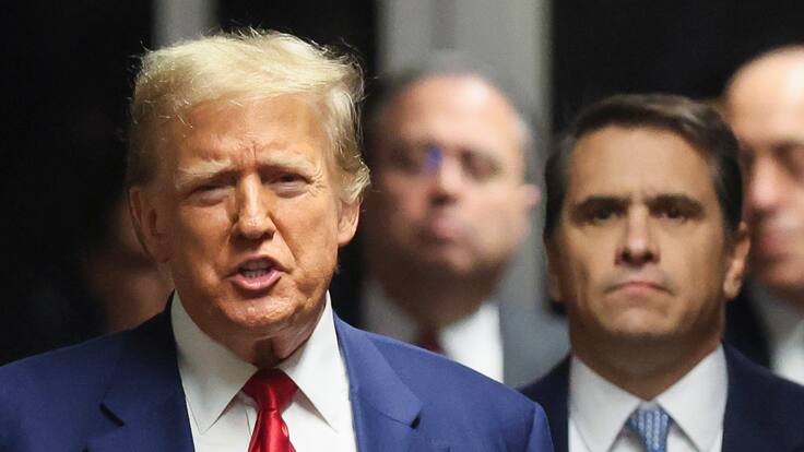 New York (United States), 25/03/2024.- Former US President Donald Trump (L) speaks from the hallway outside a courtroom where he is attending a hearing in his criminal case on charges stemming from hush money paid to a porn star, in New York City, New York, USA, 25 March 2024. A judge will weigh when the former president will go on trial. Trump is facing 34 felony counts of falsifying business records related to payments made to adult film star Stormy Daniels during his 2016 presidential campaign. (tormenta, Nueva York) EFE/EPA/Brendan McDermid / POOL