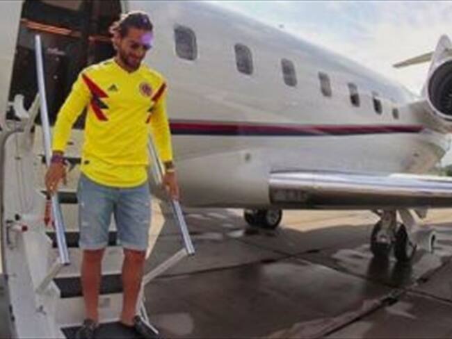 Maluma no pierde las ganas de animar a su selección ni tras su robo millonario. Foto: Bang Media