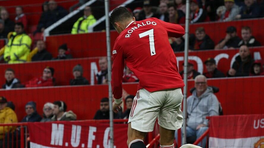 Cristiano Ronaldo disputaba el balón ante Curtis Jones en el Manchester United vs Liverpool. Foto: Matthew Peters/Manchester United via Getty Images