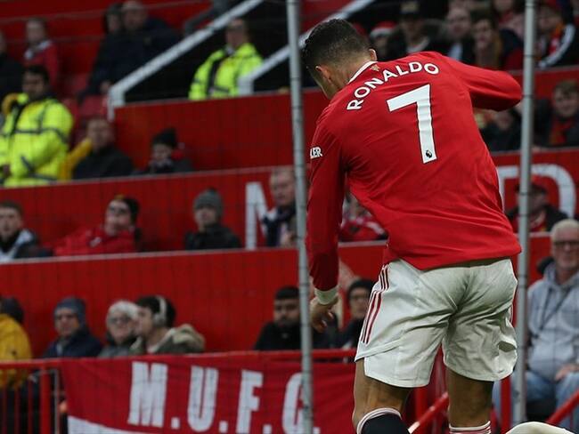 Cristiano Ronaldo disputaba el balón ante Curtis Jones en el Manchester United vs Liverpool. Foto: Matthew Peters/Manchester United via Getty Images