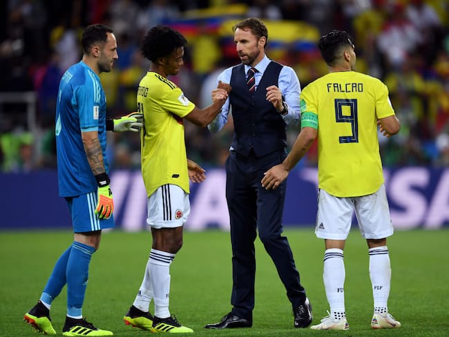 MOSCOW, RUSSIA - JULY 03:  Gareth Southgate consoles Colombia players following Colombia&#039;s defeat in the 2018 FIFA World Cup Russia Round of 16 match between Colombia and England at Spartak Stadium on July 3, 2018 in Moscow, Russia.  (Photo by David Ramos - FIFA/FIFA via Getty Images)