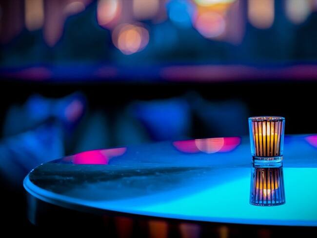 Mientras la pandemia avanza en el mundo muchos establecimientos nocturnos como discotecas y bares estuvieron abiertos congregando un buen número de personas.. Foto: Getty Images