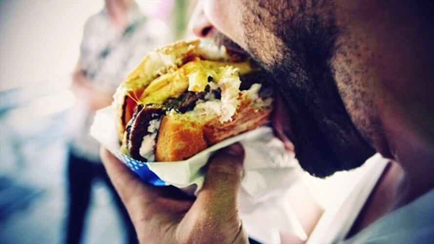 En 2018, el consumo de hamburguesa alcanzó 3.8 billones de pesos en Colombia.. Foto: Getty Images