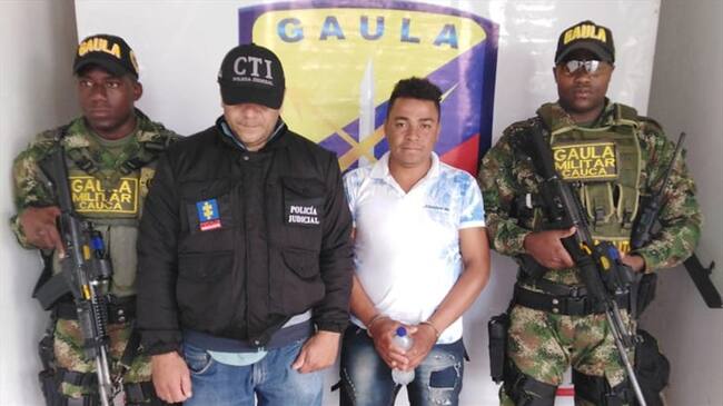 Se reportó la captura de alias Bertulfo, presunto disidente de las Farc acusado de extorsionar a ganaderos, comerciantes, agricultores y transportadores. Foto: Ejército Nacional
