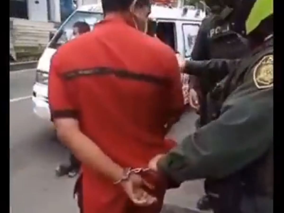 ¿Guerra del centavo? Paramédicos se pelean por servicio mientras señor convulsiona