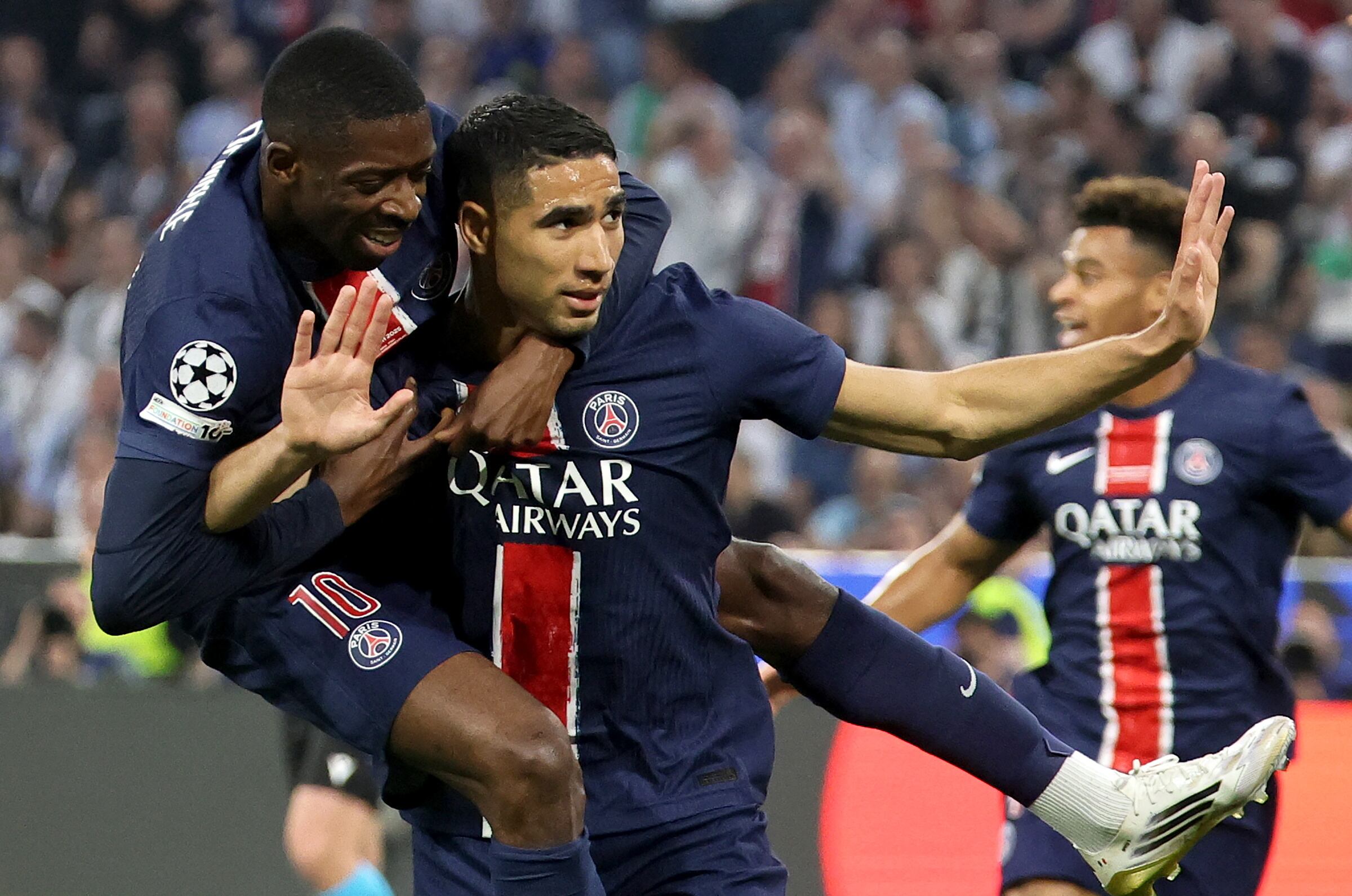 Achraf Hakimi del PSG celebra ante en la final de la Champions League ante el Inter de ;Milán. FOTO: EFE/EPA/RONALD WITTEK