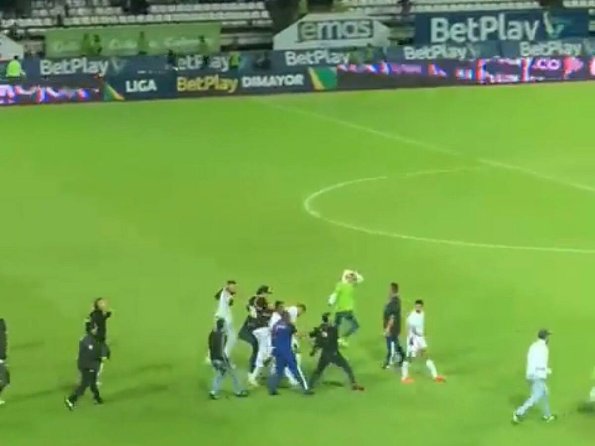 Jugadores del Once Caldas agredidos por hinchas que invadieron la cancha del Palogrande