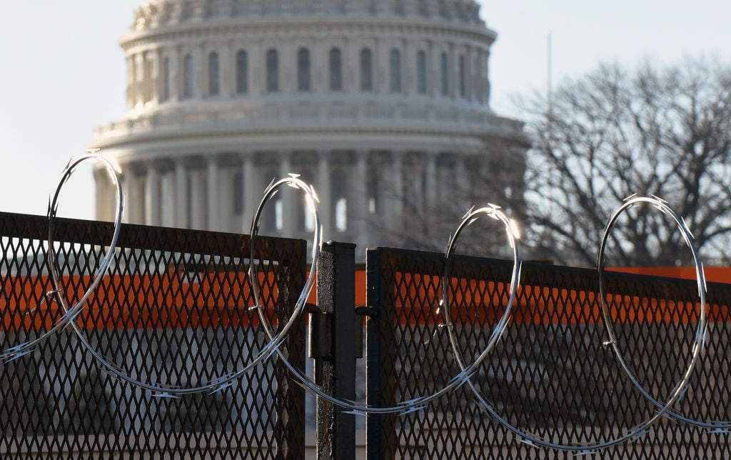 Un año después del multitudinario asalto al Capitolio de Estados Unidos del 6 de enero de 2021, centenares de procesos tanto judiciales como políticos siguen buscando a los culpables