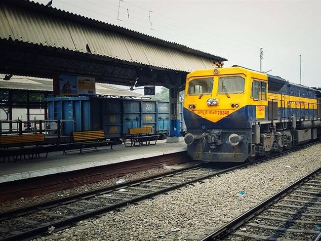 Hombre salvó a un niño que cayó en las vías de un tren segundos antes de ser atropellado. Foto: Getty Images