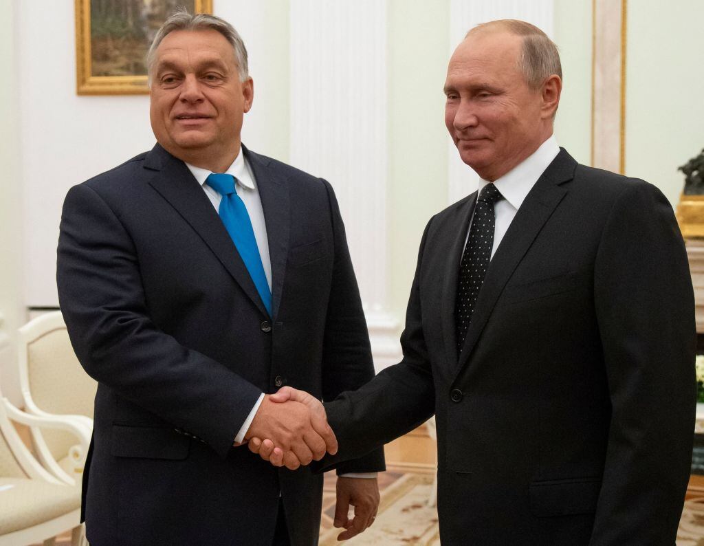 Viktor Orban y Vladimir Putin. (Photo by ALEXANDER ZEMLIANICHENKO/POOL/AFP via Getty Images)