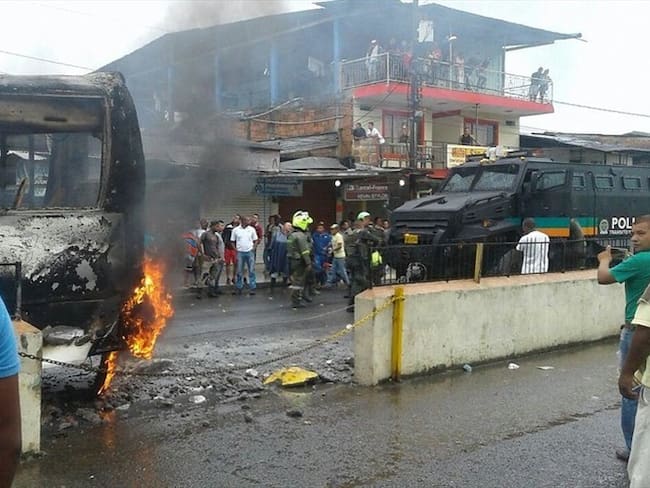 Quema de vehículos, la muerte de un policía y retención de otros 11 uniformados, entre los actos de violencia registrados durante las manifestaciones de los cocaleros. Foto: Colprensa