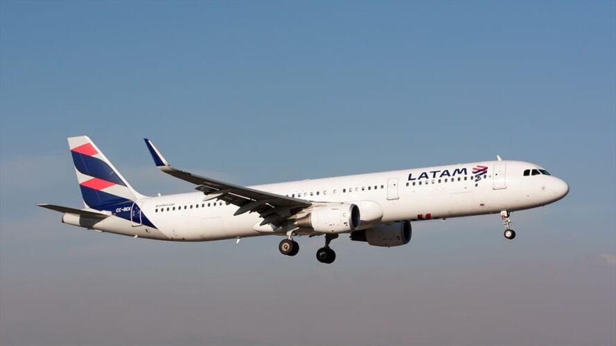 "Ante los nuevos anuncios de cierre de fronteras de diversos países y la consecuente caída en la demanda, LATAM Airlines Group S.A. y sus filiales informaron que reducirán su capacidad en un 70%". Foto: Getty Images