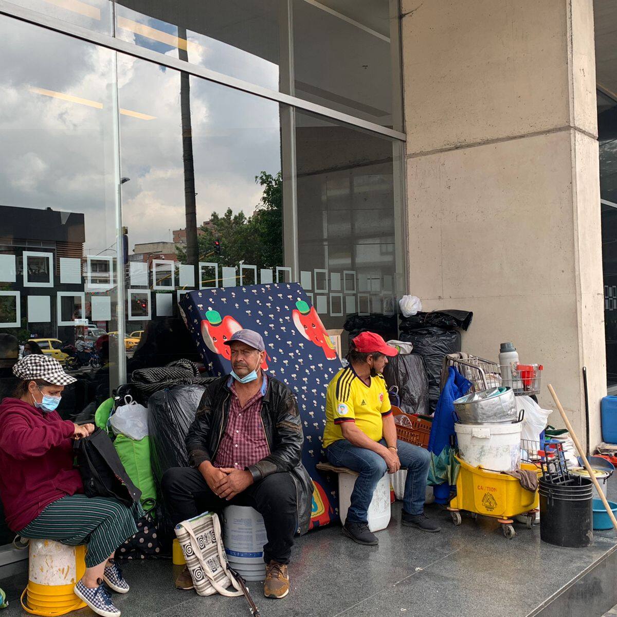 Nos amenazaron con un desalojo: víctimas que estaban viviendo afuera de la JEP