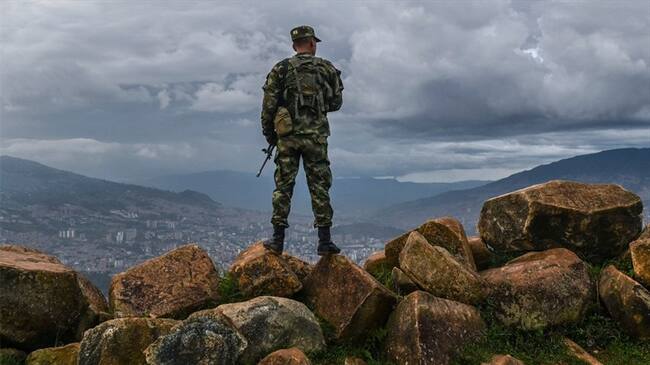 Uno de los proyectiles impactó al suboficial a la altura del abdomen, por lo que se activaron operaciones para dar con el paradero de los responsables. Foto: Getty