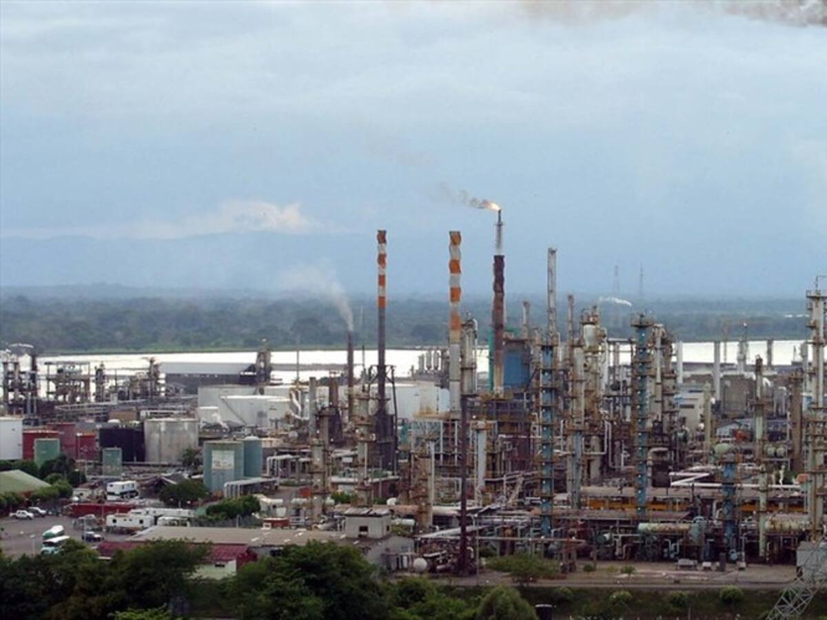 Bloqueo a refinería de Barrancabermeja puede afectar abastecimiento de combustible