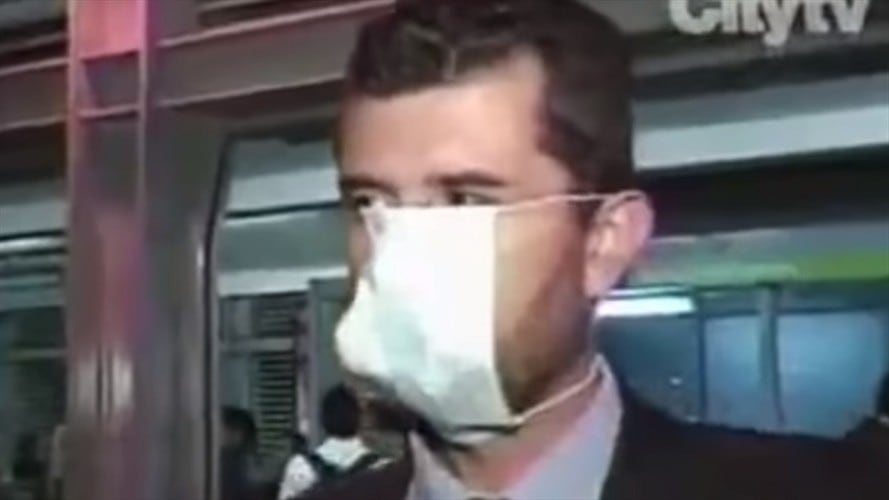 Juan Carlos Londoño le contó a un programa de chismes las razones por las que se puso el tapabocas de esa manera hace diez años en el brote de AH1N1.. Foto: Captura de video