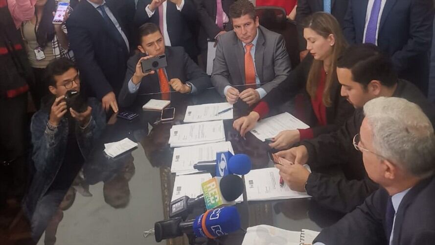 Uribismo radica proyecto de doble instancia retroactiva para aforados. Foto: Cortesía