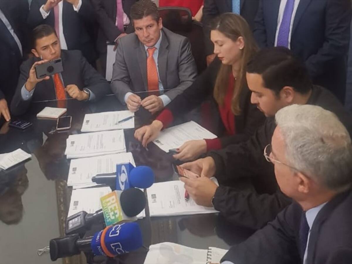 Uribismo radica proyecto de doble instancia retroactiva para aforados