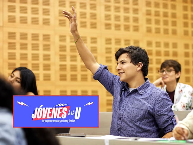 Joven en un salón de clase universitario, levantando la mano / Jóvenes a la U (Getty Images)