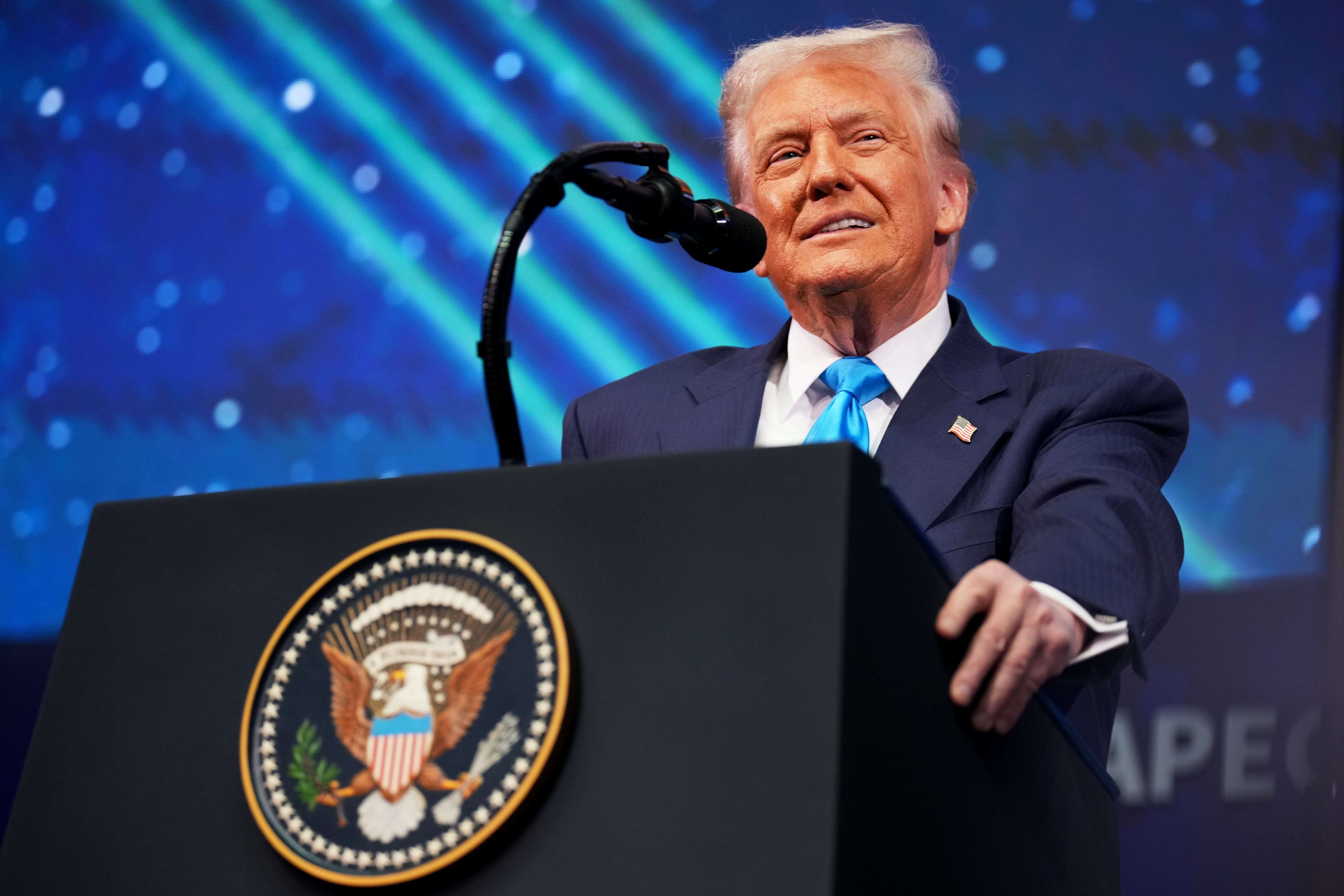 El presidente de Estados Unidos, Donald Trump, pronuncia un discurso durante la Cumbre de CEO de APEC en Gyeongju, Corea del Sur. FOTO: Andrew Harnik/Getty Images