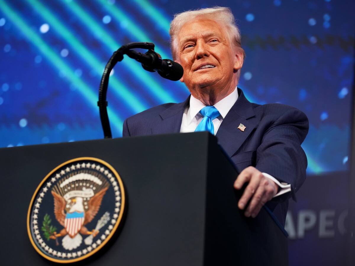 Republicanos y demócratas deberían negociar un programa que reemplace a Obamacare afirmó Trump