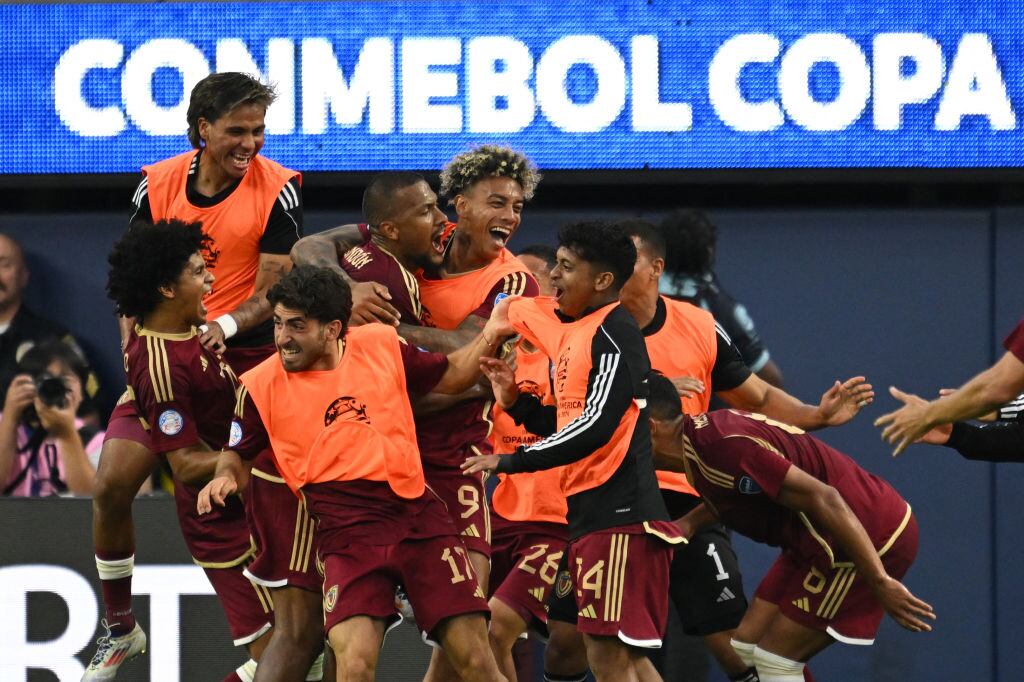 Equipo de Venezuela, celebra la victoria. Foto: PATRICK T. FALLON/AFP vía Getty Images
