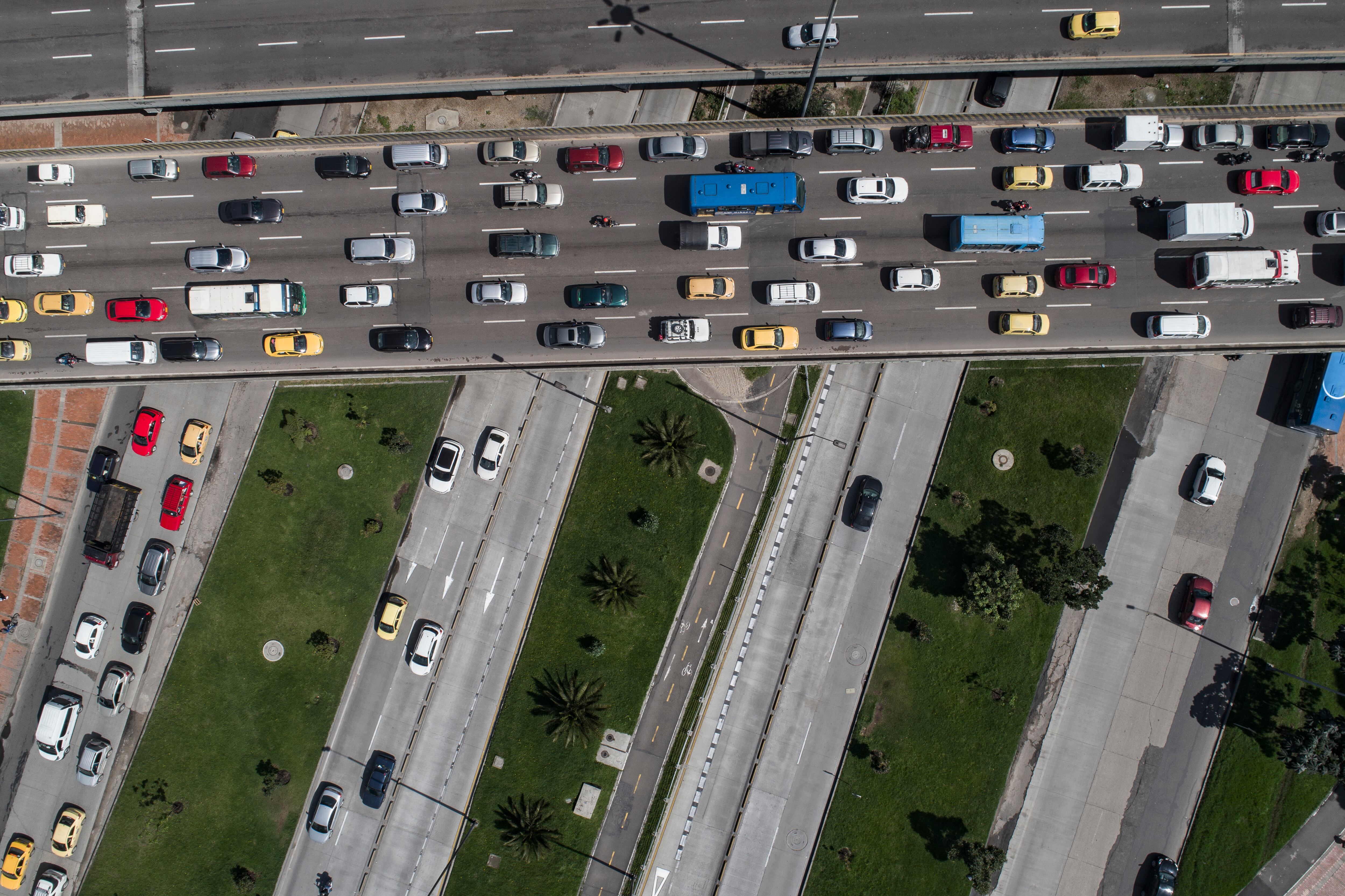 Vehículos transitando por Bogotá, Colombia (GettyImages)
