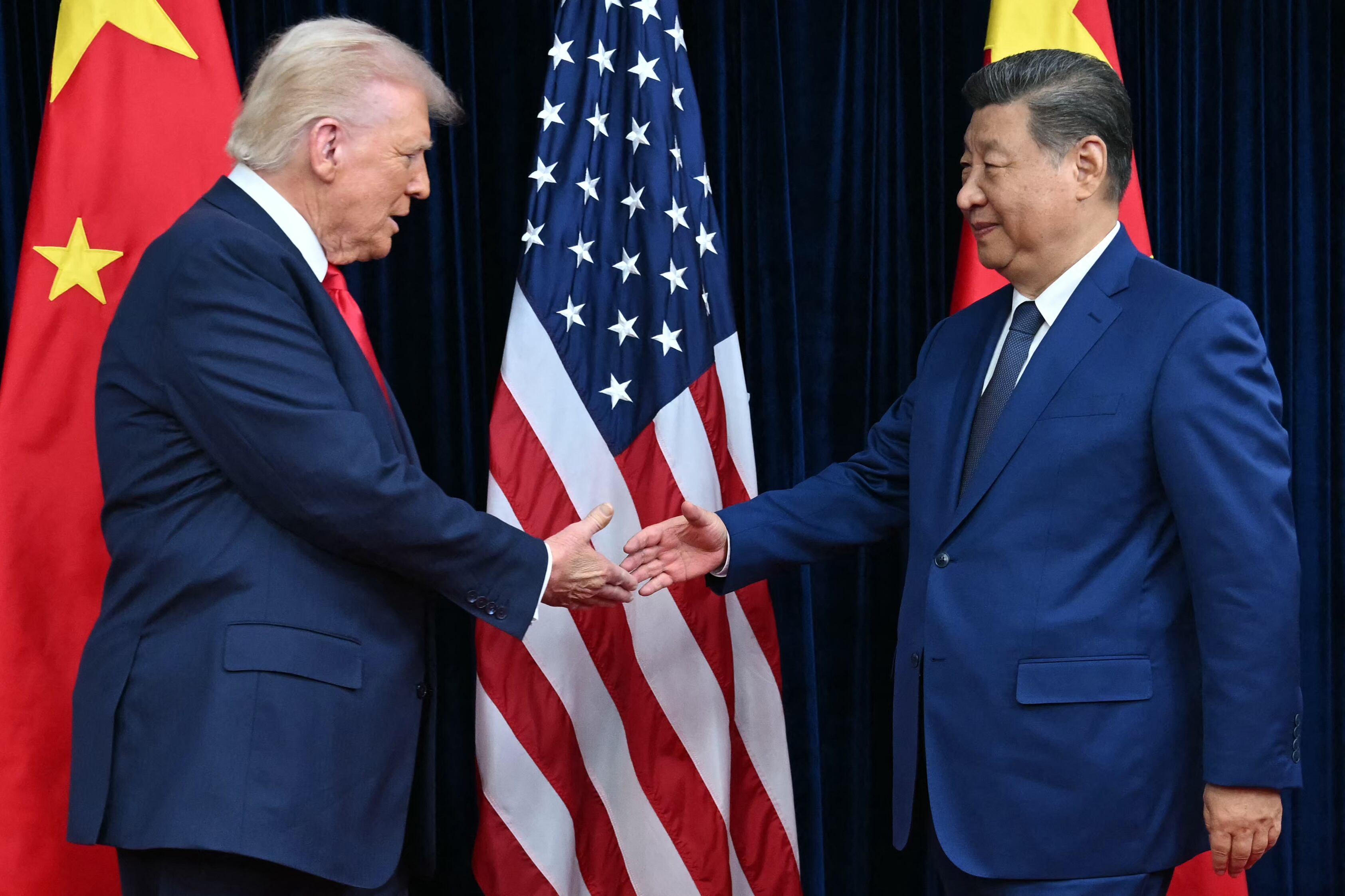 Donald Trump reduce al 10 % los aranceles para China por el fentanilo tras reunirse con Xi Jinping. (Photo by ANDREW CABALLERO-REYNOLDS / AFP)