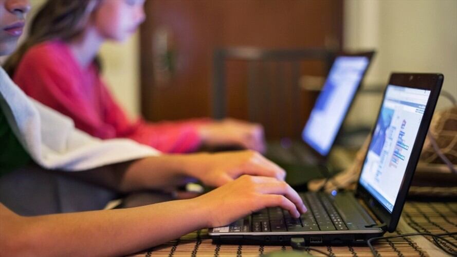 Foto de referencia de un estudiante conectado a Internet. Foto: Getty Images