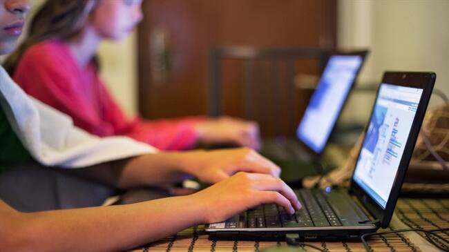 Foto de referencia de un estudiante conectado a Internet. Foto: Getty Images
